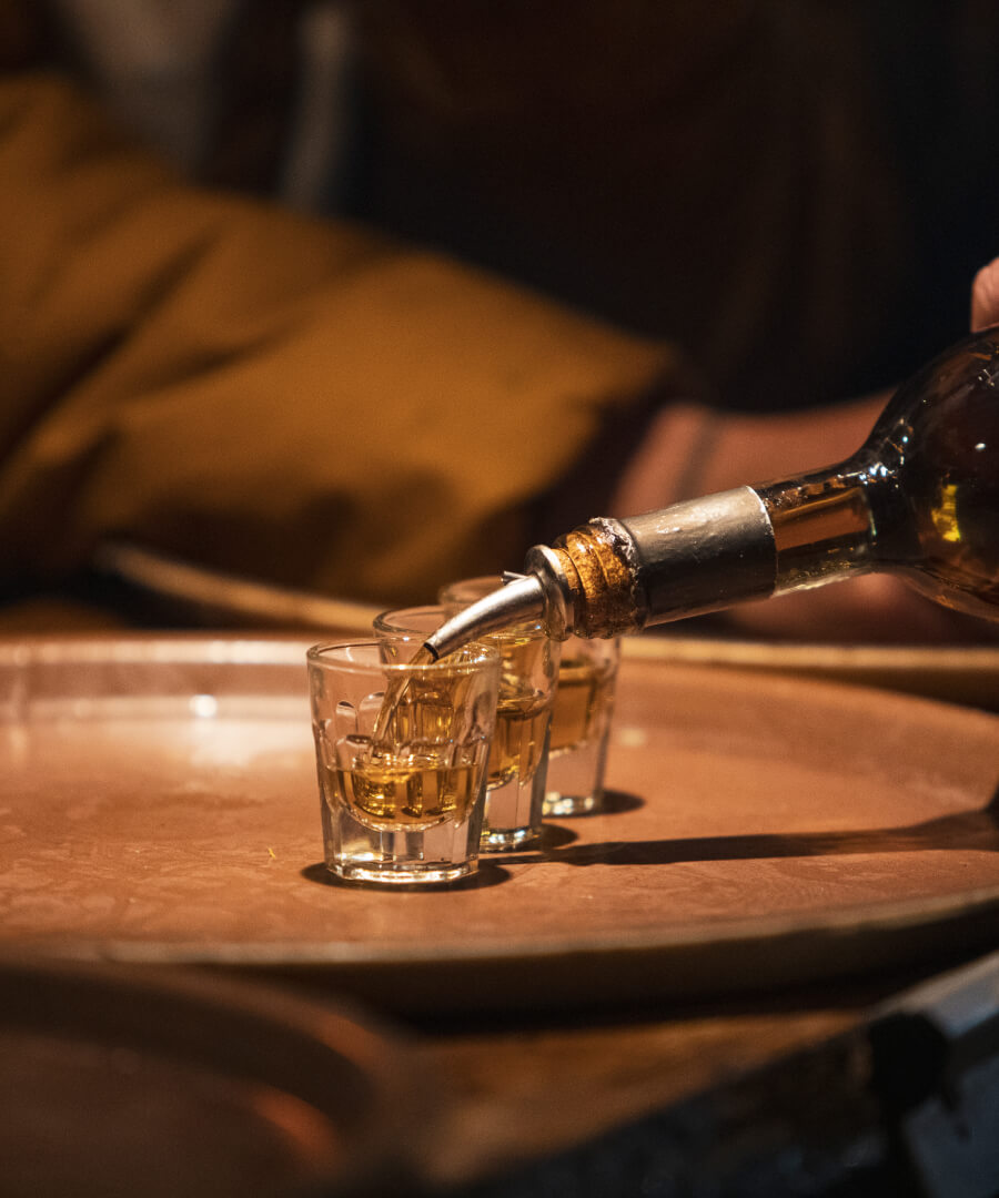 Alcool versé dans trois verre à shot